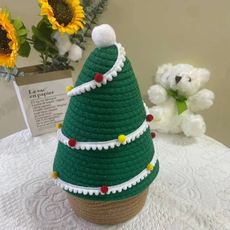 Joli panier tressé en corde de coton, jouets pour chien et décorations de Noël.