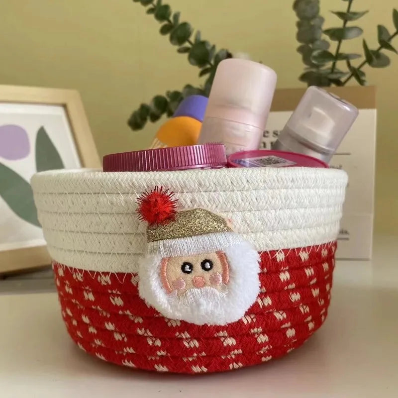 Joli panier tressé en corde de coton, jouets pour chien et décorations de Noël.