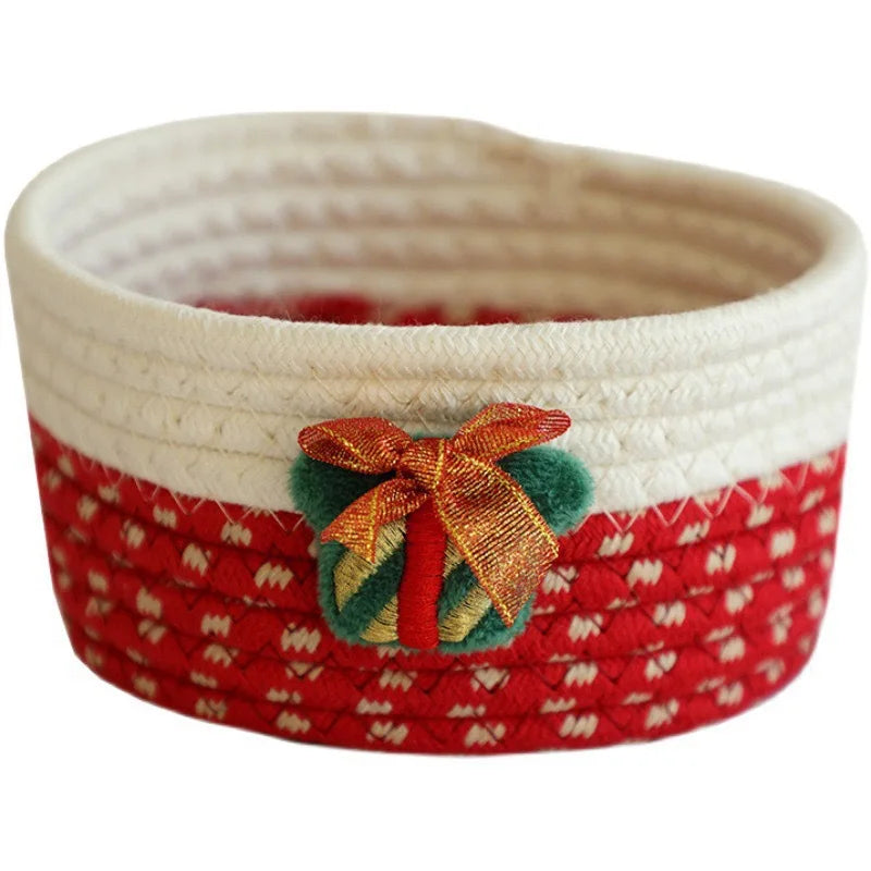Joli panier tressé en corde de coton, jouets pour chien et décorations de Noël.