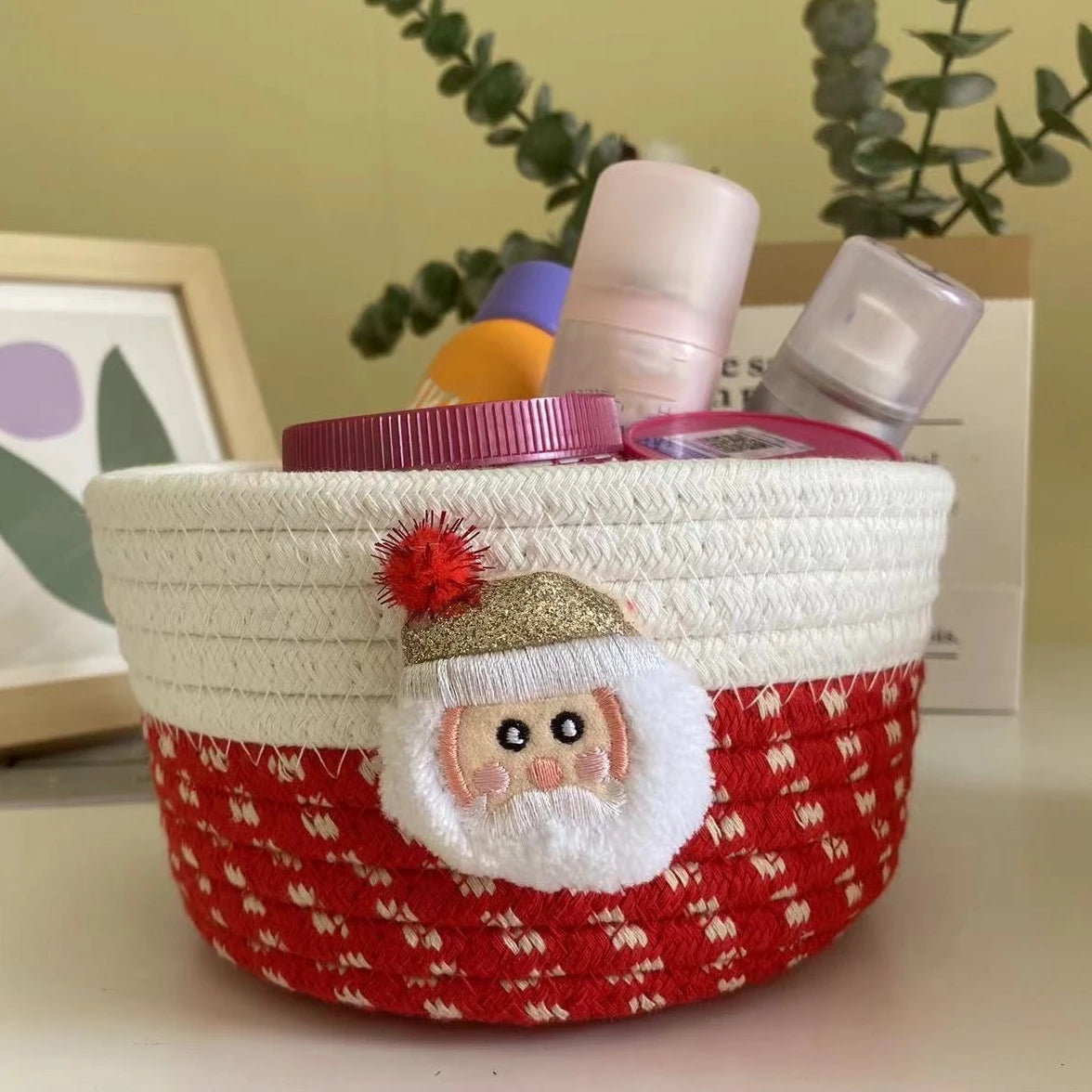 Joli panier tressé en corde de coton, jouets pour chien et décorations de Noël.
