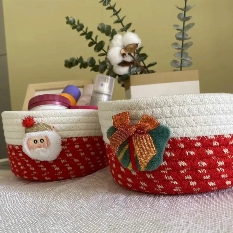 Joli panier tressé en corde de coton, jouets pour chien et décorations de Noël.